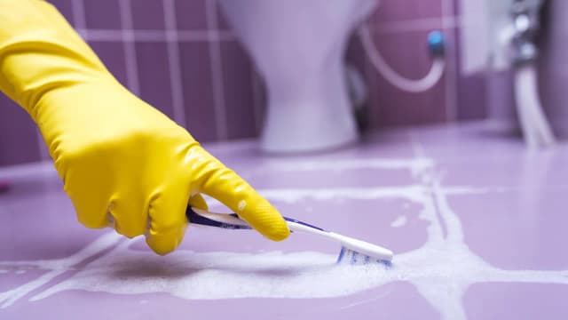 Po jakim czasie zmywać fugę, aby uniknąć trudności z czyszczeniem? Po jakim czasie zmywać fugę, aby uniknąć trudności z czyszczeniem?